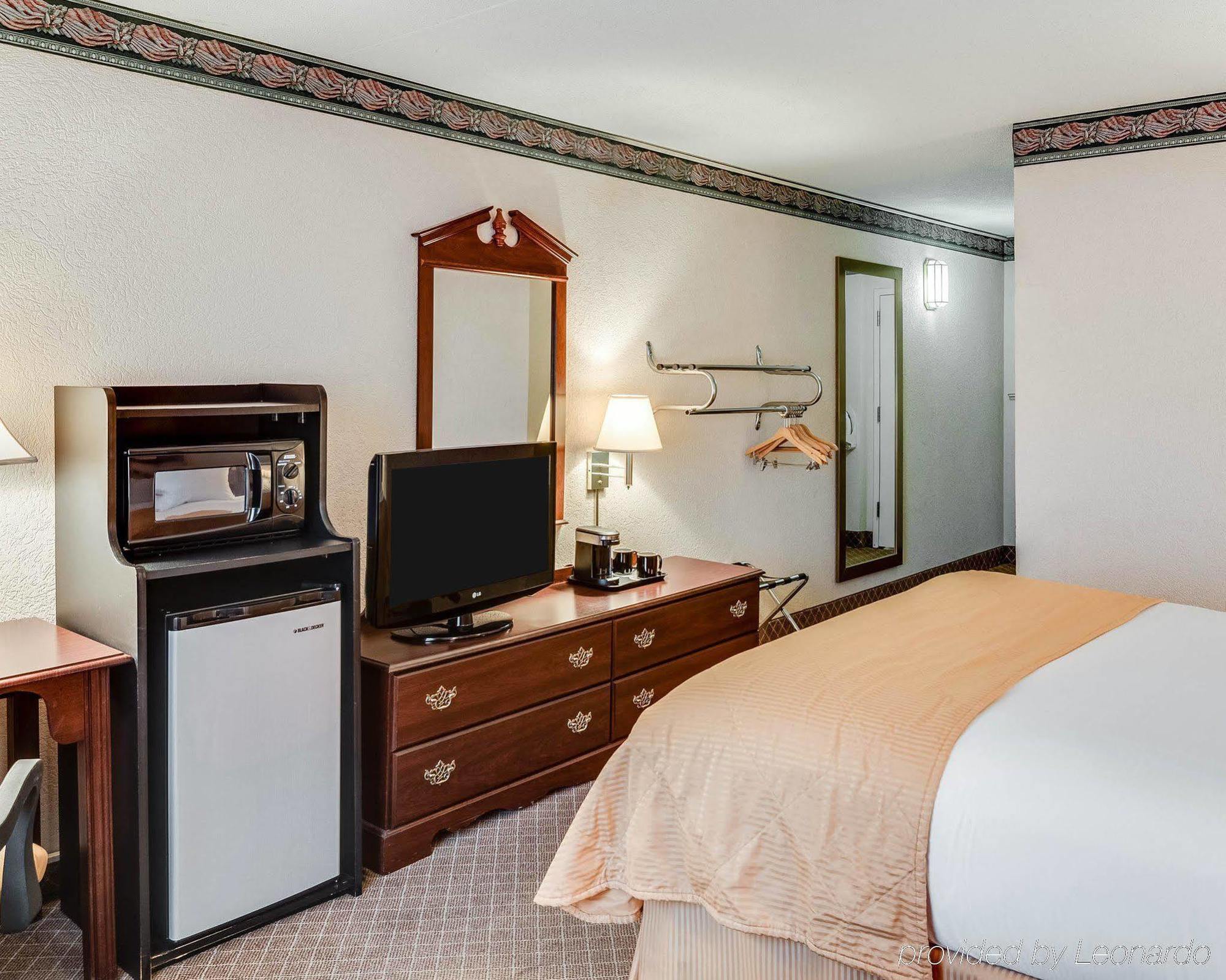 Clarion Inn Fairmont Eksteriør billede
